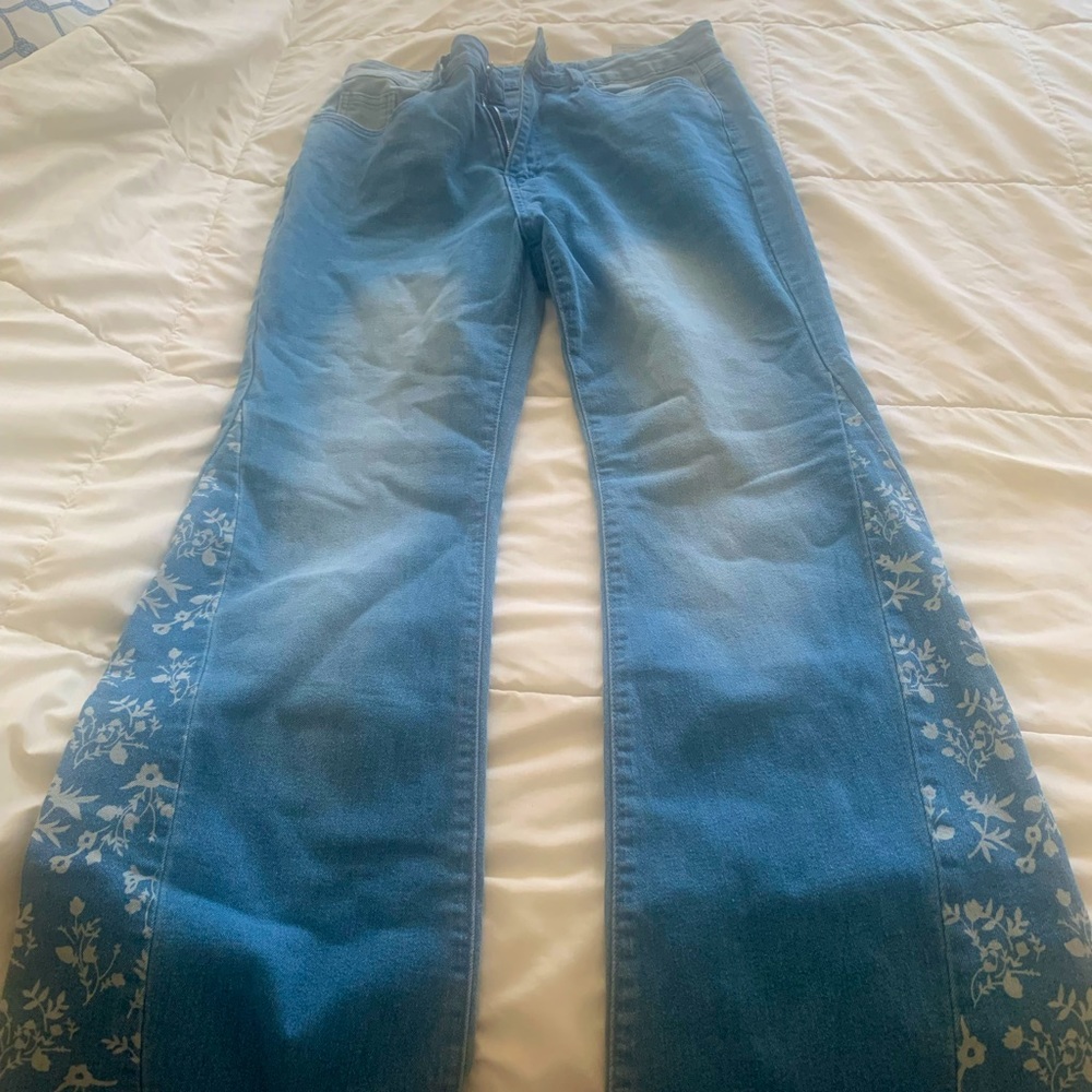 Flare jeans new w/ no tags very cute flowery stencil on side size 30